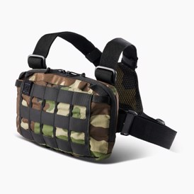 5.11 Tactical Skyweight Survival Chest Pack set i farven Woodland Camouflage fra vinkel