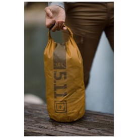 5.11 Tactical Ultralight Dry Bag, 10 liter set i farven Old Gold i miljø