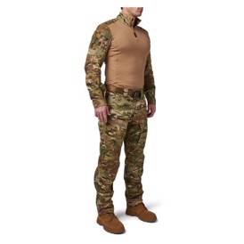 5.11 Tactical V.XI XTU Straight Pant i farven MultiCam set i vinkel på person