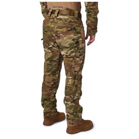 5.11 Tactical V.XI XTU Straight Pant i farven MultiCam set bagfra i vinkel