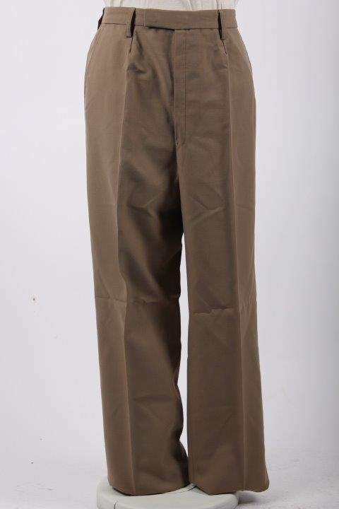 Khaki army bukser, som er flotte til brug.