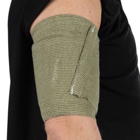 BCB Combat Førstehjælps Bandage set på arm