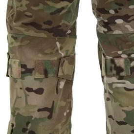 Carinthia Combat Bukser i farven MultiCam set med detaljer ved knæ