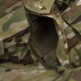 Carinthia Combat Bukser i farven MultiCam set med detaljer ved lynlåslomme