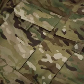 Carinthia Combat Bukser i farven MultiCam set med detaljer ved lomme