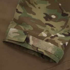 Carinthia Combat Shirt i farven MultiCam set med detaljer ved ærme